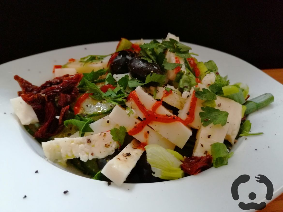 Salata cu branza halloumi