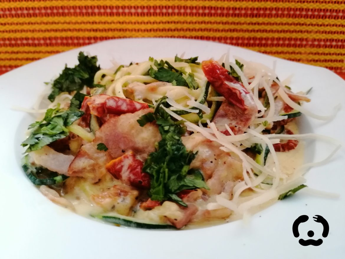 „spaghetti” de zucchini cu panceta si rosii uscate