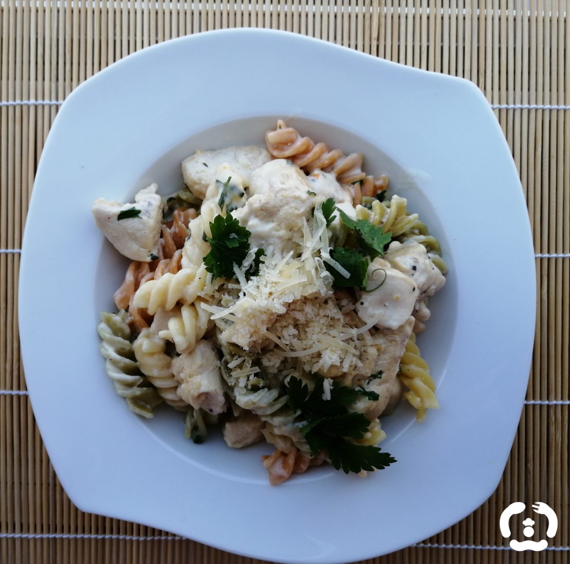 Piept de pui Alfredo cu fusilli tricolore