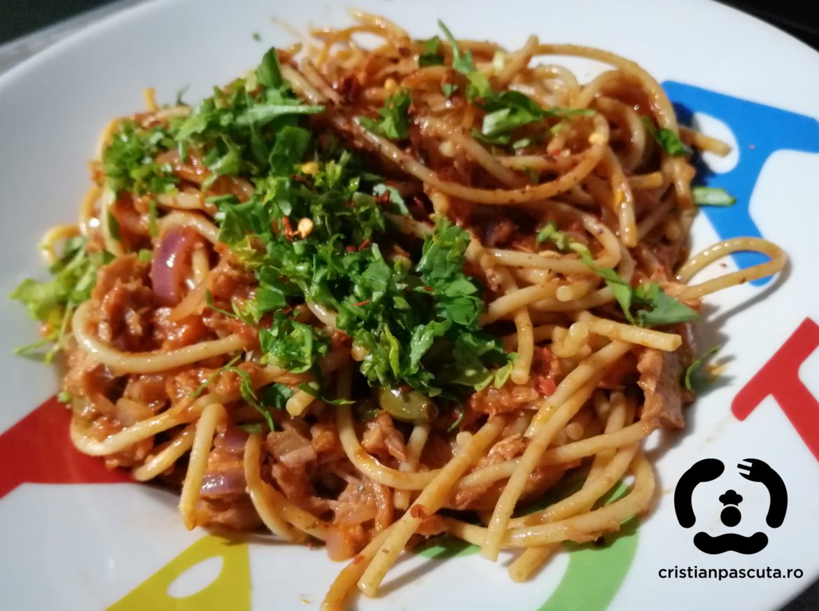 Spaghete cu ton in sos tomat si capere