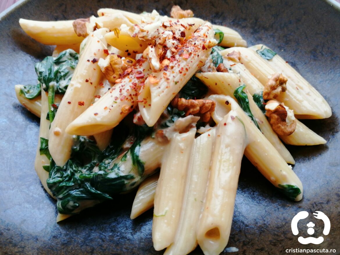 Penne cu spanac si nuci in sos cremos de gorgonzola
