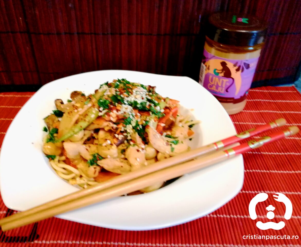 Noodles Chow Mein cu pui, bambus, shiitake si caju