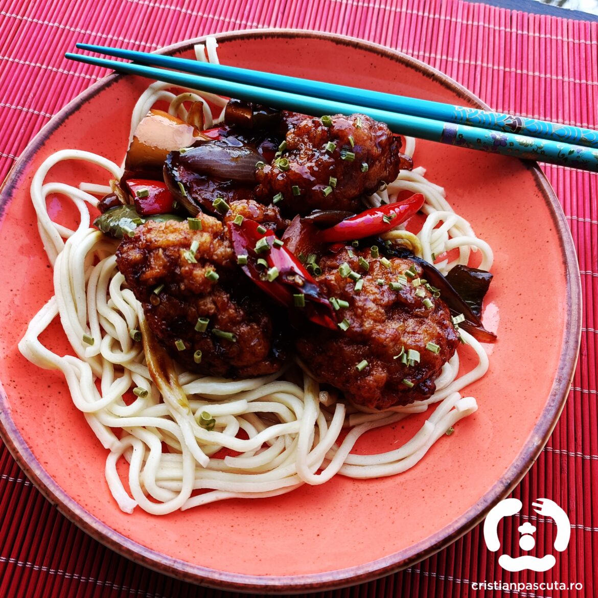 Noodles chow-mein cu legume si chiftelute din creveti
